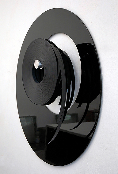KINO (schwarz), Wand-Installation, MDF, Lack, PVC-Farbbänder, Aluwelle, 120 x 120 x 25 cm