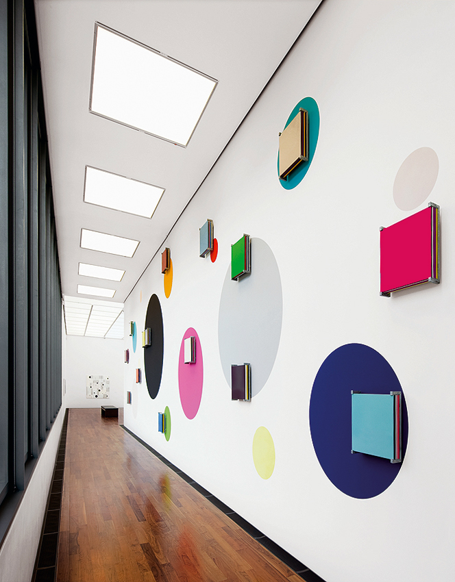Wand-Installation im Museum Ritter, Acryl, verz. Stahlrahmen, pulverbesch. Stahlbleche